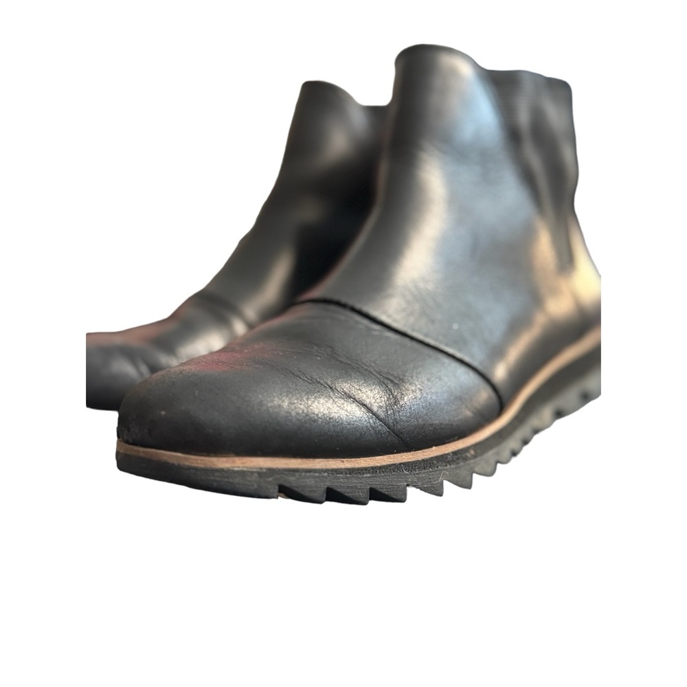 Excellent condition- slip on SOREL Harlow Chelsea black boot.